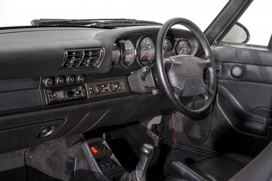 Интерьер Porsche 911 Turbo 3.6 Coupe 1995 года  (UK) (фото 24 из 26)